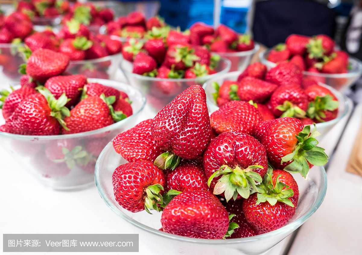 新西兰一农贸市场上展出的新鲜草莓——有机无喷雾水果,装在无塑料玻璃碗里